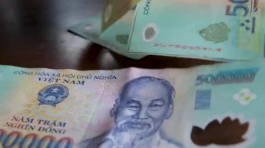 Vietnamlı dong ve Tayland baht bankalarını denetleyen kadın el, Güneydoğu Asya 'da finansal işlem alışverişi yaparak para değişimi konsepti seyahatleri, turizm para birimi.