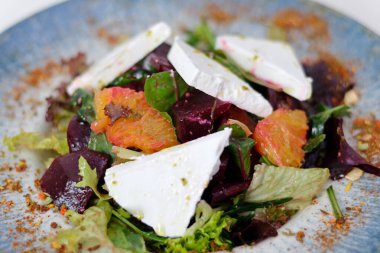 Peynirli salata ve beyaz arka planda taze sebzeler. Yunan salatası. Yüksek kalite fotoğraf