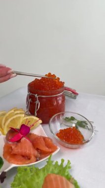 Şef bir restoranda lezzetli suşi hazırlıyor. Evde suşi ve ekmek yapıyorum. Avokado ve somonla rulo keserken bir adamın ellerine yaklaş. - Philadelphia. Kırmızı balık. Yüksek kalite 4k görüntü