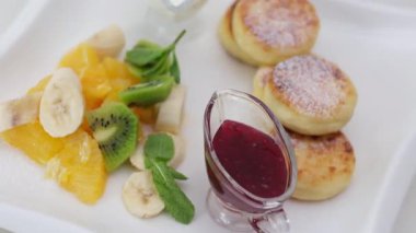 Krep 'in içine karamel şurubu döküp sonra da nane yapraklarıyla süslemek. Naneli ve şuruplu krep yaptım. Sos ve nane yapraklı krep. Yüksek kalite 4k görüntü