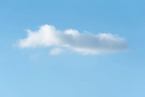 Крупный План Отдельных Облаков Дневной Свет Ясное Голубое Небо Пушистое — стоковое фото