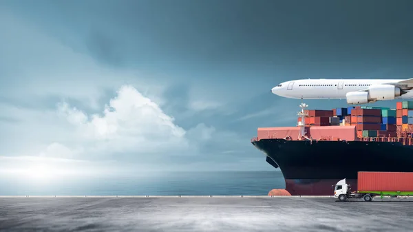 コンテナ貨物物流輸出輸送コンセプト 海の大きな船 コピースペースと日没劇的な空の背景でコンテナトラックや飛行機 航海船舶や海上貨物輸送 — ストック写真