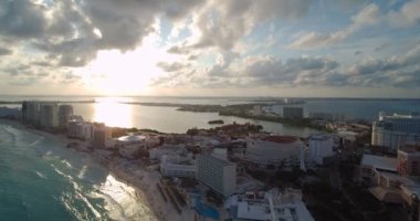 Palmiyeler ve mavi gökyüzü ile güzel tropikal plajın havadan görünüşü