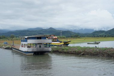 Dağlardaki nehirde bir tekne.