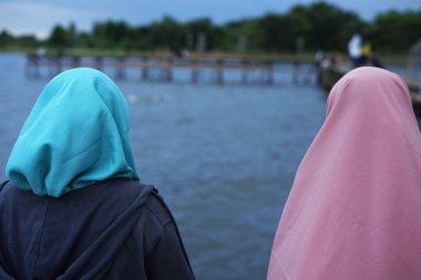 Kumsalda tesettürlü Müslüman kadınlar.