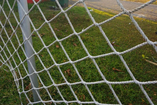 Yeşil arkaplanda bir metal ağ