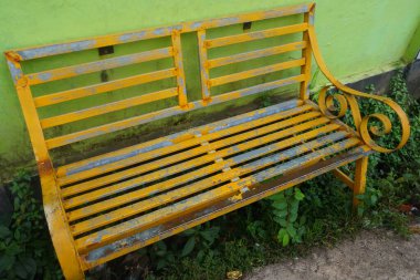 Parktaki çocuklar için eski metal bank