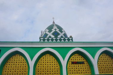 pirinç tarlaları, yeşil pirinç tarlaları ve yeşil ağaçlı mavi gökyüzü.