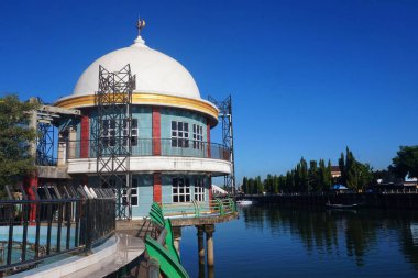 Endonezya devletinin başkenti olan şehir camii