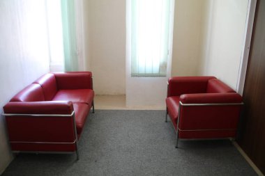 Otel odasında iki boş sandalye.