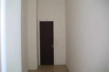 Odadaki boş kapı..