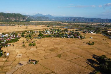Kurak mevsimde köylerin ve pirinç tarlalarının fotoğrafları sergileniyor