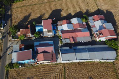 Kurak mevsimde konut ve pirinç tarlalarının fotoğraflarının çekilmesi