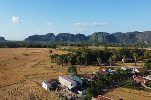 Kurak mevsimde köylerin ve pirinç tarlalarının fotoğrafları sergileniyor