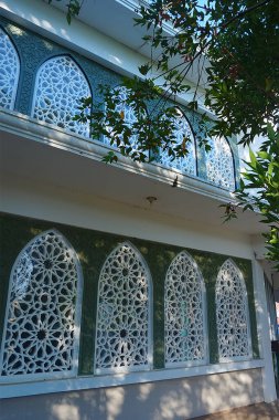 İslam dini sembolleri izlenimi veren bir cami duvarının sanatsal fotoğrafı.