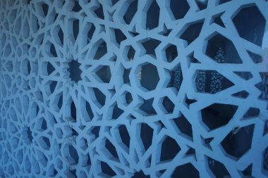 İslam dini sembolleri izlenimi veren bir cami duvarının sanatsal fotoğrafı.