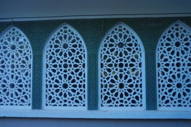 İslam dini sembolleri izlenimi veren bir cami duvarının sanatsal fotoğrafı.