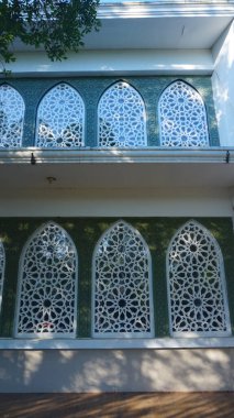 İslam dini sembolleri izlenimi veren bir cami duvarının sanatsal fotoğrafı.