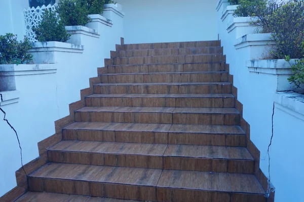 Kapıya giden kahverengi seramik merdivenlerin fotoğrafı.