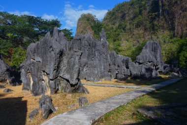 Endonezya Leang-leang Turizm Parkı 'ndaki kaya bahçesi manzarası