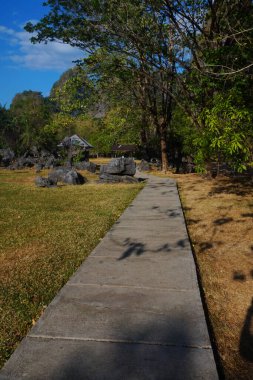 Endonezya Leang-leang Turizm Parkı 'ndaki kaya bahçesi manzarası