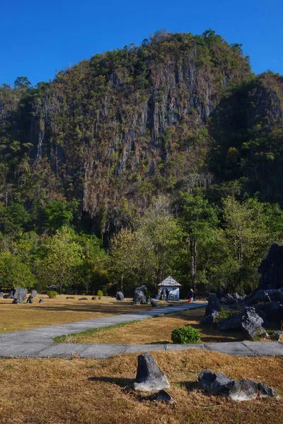 Endonezya Leang-leang Turizm Parkı 'ndaki kaya bahçesi manzarası