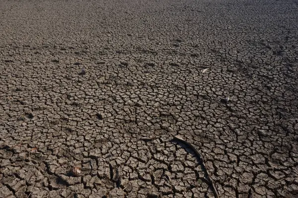 Kuru toprağın dokusu öğleden sonra kurak mevsimde kırılır.