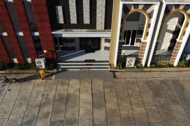 Güneşli bir günde caminin önündeki otoparkta.