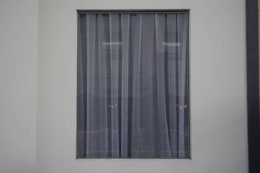 Otel odasının pencere duvarları ve perdeleri dışında.