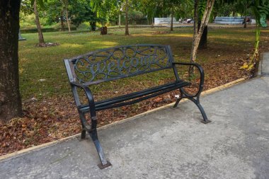 Bahçedeki bir ağacın altındaki şezlong manzarası.