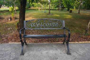Bahçedeki bir ağacın altındaki şezlong manzarası.