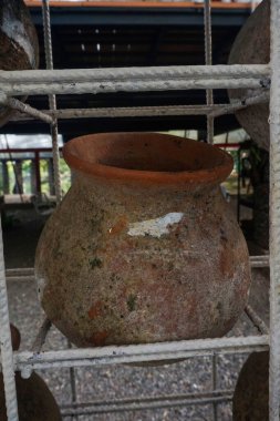 Bir bahçe evinin duvarına sanatsal bir vazo monte edilmiş.