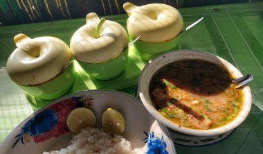 Coto atı, pilav ve baharatlar masada yemeye hazır.