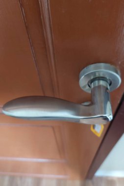 Ahşap kapılı altın kapı tokmağı.