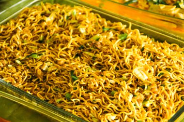 Kasede dilimlenmiş domatesli capcai. Tahta masada kase..