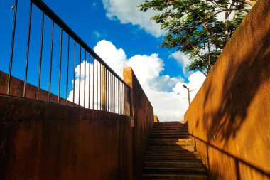 Bahçenin yanındaki uzun tahta merdivenler güneşli sabahlarda dinlenmek için bir yer sağlar..