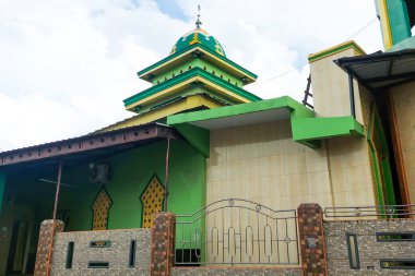 Sanatçı Yeşil Cami ve minaresi bulutlu bir günde