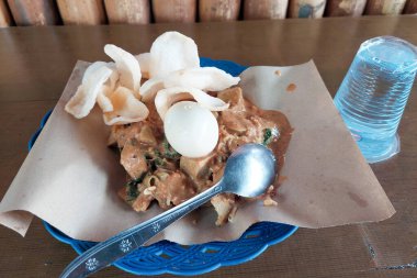 Kağıt üzerinde Gado-gado yemeye hazır, bu tipik Endonezya yemeği.