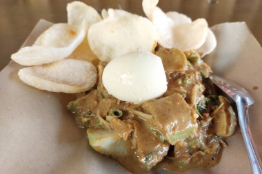 Kağıt üzerinde Gado-gado yemeye hazır, bu tipik Endonezya yemeği.