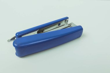 Sade beyaz bir masada mavi zımba, kağıt için bir araç