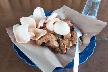 Kağıt üzerinde Gado-gado yemeye hazır, bu tipik Endonezya yemeği.