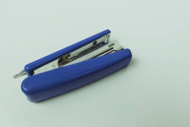 Sade beyaz bir masada mavi zımba, kağıt için bir araç