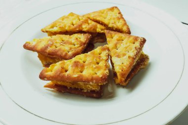 Beyaz bir tabakta beyaz bir masada bisküviler.