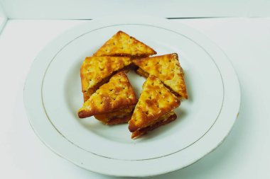 Beyaz bir tabakta beyaz bir masada bisküviler.