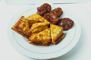 Taripang bisküvileri ve kekler beyaz bir tabağa konur.