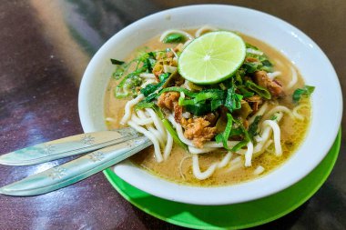 Masada pangsip eriştesi ve yemek için bir çift kaşık ve çatal.