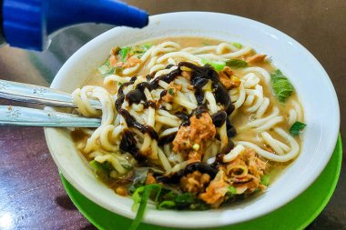 Masada pangsip eriştesi ve yemek için bir çift kaşık ve çatal.