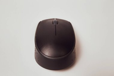 Genellikle bilgisayar destek aracı olarak kullanılan, düz beyaz bir tablo üzerinde siyah bir fare