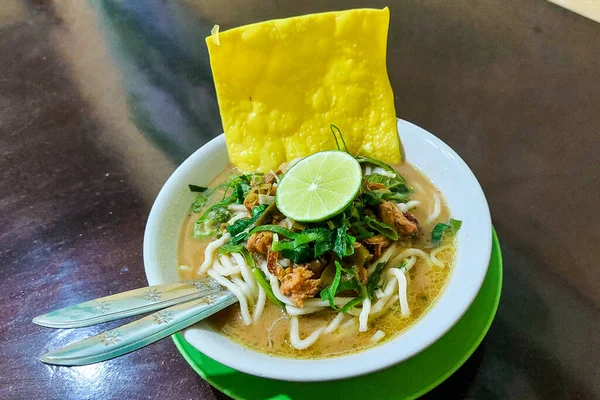 Masada pangsip eriştesi ve yemek için bir çift kaşık ve çatal.