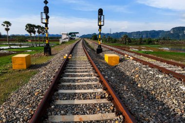 Endonezya, Pangkep, kırsal bölgedeki demiryolu hatlarının görüntüsü